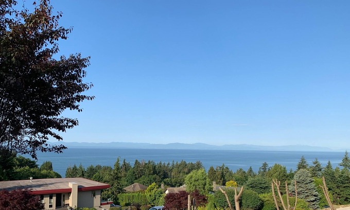 Gibsons House | Ocean View 2-bedroom Suite in Sunshine Coast House