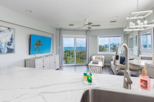 Tavernier House | Ocean View Corner Penthouse Ocean Pointe 5416