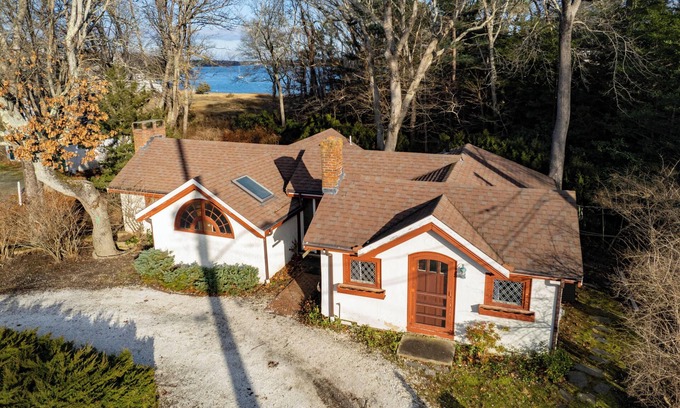 Cotuit Cottage | Ocean View Cottage - Pet-Friendly