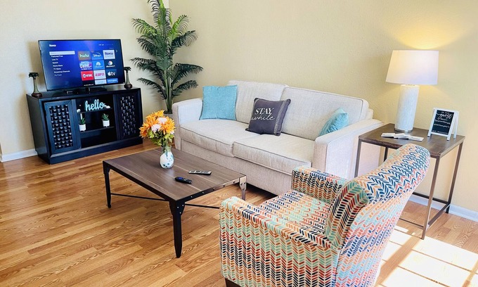 Bay Area Apartment | Ocean View! Lovely 1BD/1BA + Free Parking & Pool