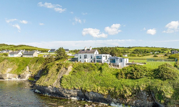 Lecemy House | Ocean View | Pizza Oven, Sports Pitch & Games Room