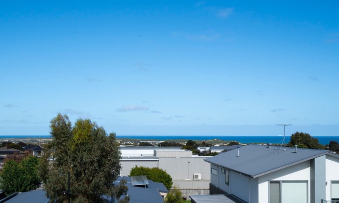 Torquay Apartment | Ocean View Rooftop Terrace and Horizon Views