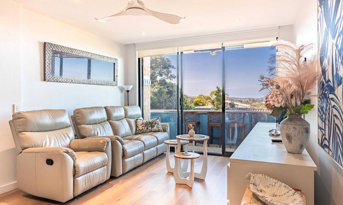Collaroy Beach Apartment | Ocean Views 2-Bed Apartment Minutes from Beach