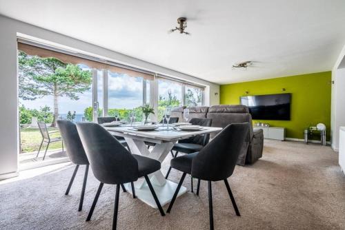 Dawlish Apartment | Ocean views, peace and quiet in this homely flat