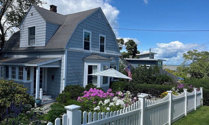 Loveitts Field House | OCEAN VIEWS! WILLARD BEACH Cottage~2 min walk to beach, 9 mins to Old Port.
