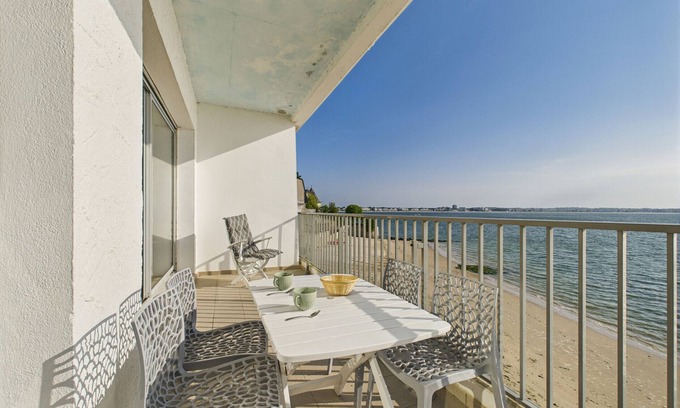 Le Pouliguen Apartment | Oceanfront balcony for 4 – direct beach access