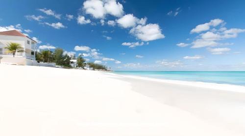 Nassau House | Oceanfront Bungalow Cable Beach 2 Bedroom