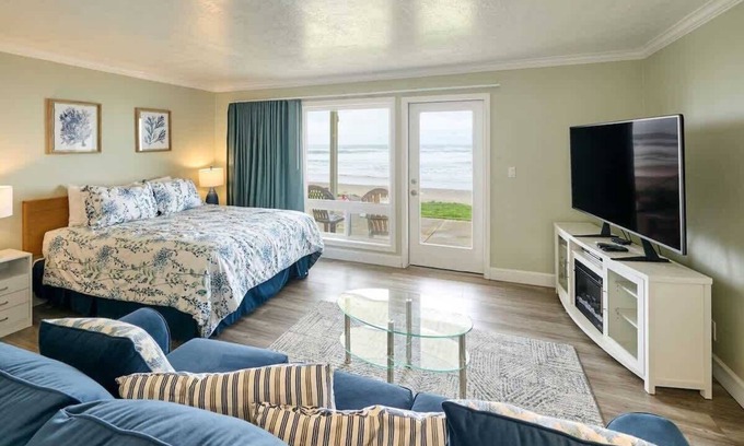 Logsden Condo | Oceanfront Condo - Easy Beach Access - Pool and Hot Tub!
