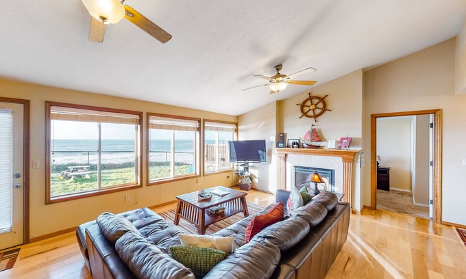 Gleneden Beach House | Oceanfront house steps to beach with private hot tub, firepit & spectacular view