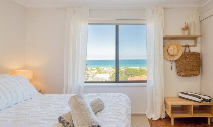 Trigg Villa | Oceanfront Panoramic Views at Scarborough Beach