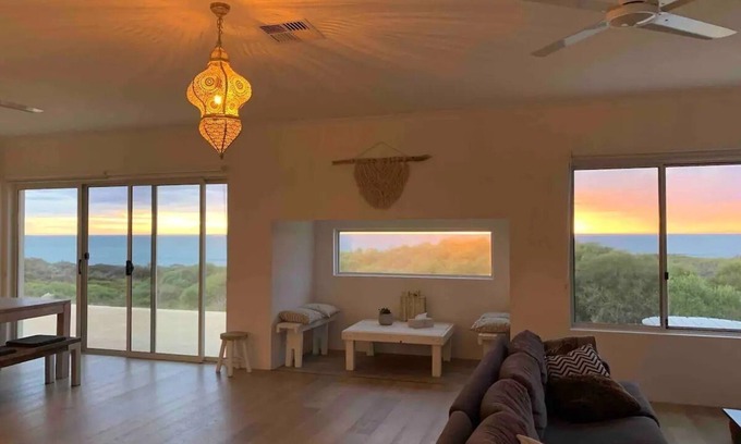 Dongara House | Oceanfront Tranquility: Luxe Modern Retreat