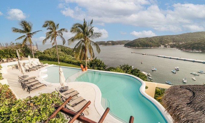 P Chahue Condo | Oceanfront Two Bedroom W/Private Rooftop Terrace