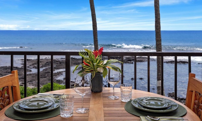 Kailua-Kona Condo | OCEANFRONT TWO BEDROOM CONDO with A/C! Cal King Beds in Both Bedrooms!