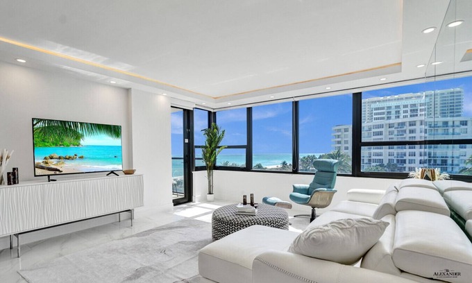 Mid Beach Apartment | Oceanfront Upscale Condo Ocean & Beach View 701