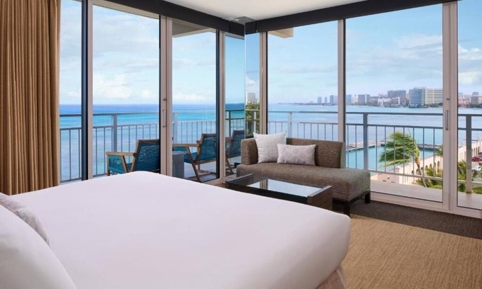 Diamond Head - Kapahulu - St. Louis House | Oceanfront View King | Kaimana Beach Hotel | Beachfront Getaway