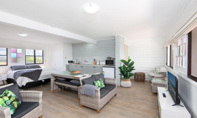Brooms Head Apartment | Oceanique Studio 43 Ocean Road Brooms Head Cosy Ocean Views Opposite Beach