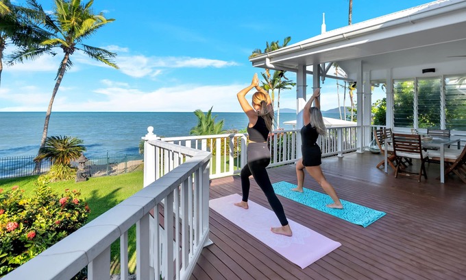 Holloways Beach House | Oceans Edge- Absolute beachfront with pool