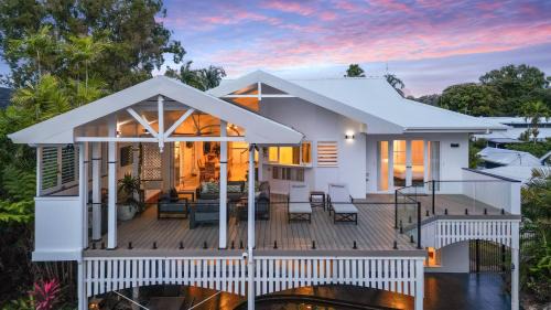 Holloways Beach House | Oceans Edge Beach Front Home on Holloways Beach