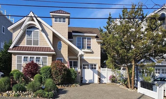 North Beach Haven House | Oceanside. Beach Badges. Private yard. WIFI. Deck. Patio. Stunning Ocean side.
