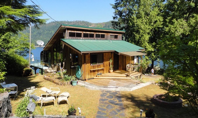 Egmont House | Oceanside dream vacation property with four bedrooms and two bathrooms