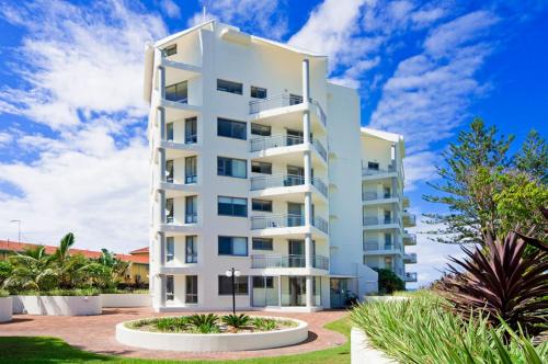 Bilinga Apartment | Oceanside Resort - Absolute Beachfront Apartments