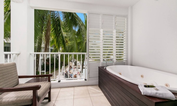 Palm Cove Apartment | Oceanview 2 Bedroom Apartment