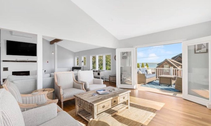 Portsmouth House | Oceanview Home | Walk to Beach | Near Newport