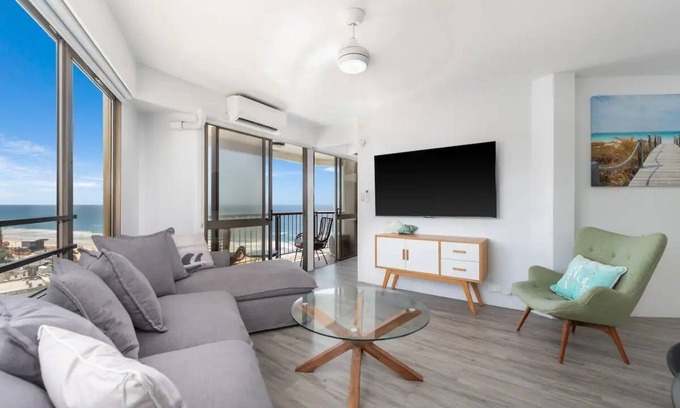 Surfers Paradise Apartment | OceanView Oasis | Sleeps 7 | Steps from Beach
