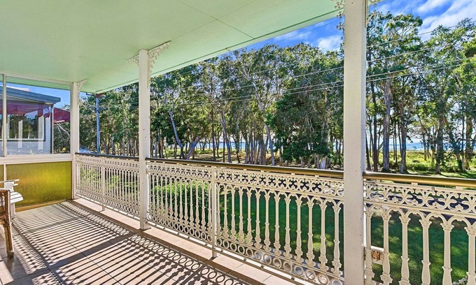 Traviston House | OceanViews on Burrum Whole