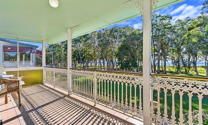 Traviston House | OceanViews on Burrum Up