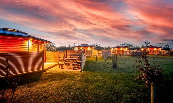 Fitling Ski Chalet | Octi-Lodge Mini Spa Pet