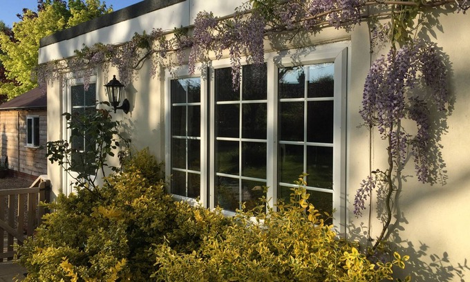 New Forest District House | OCTOBER HOUSE HOLIDAY CABIN, pet friendly, with a garden in Damerham