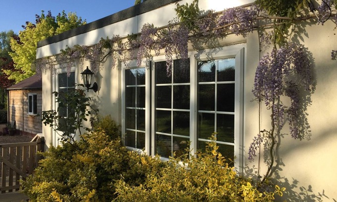 New Forest District Cottage | OCTOBER HOUSE HOLIDAY CABIN, pet friendly, with a garden in Damerham