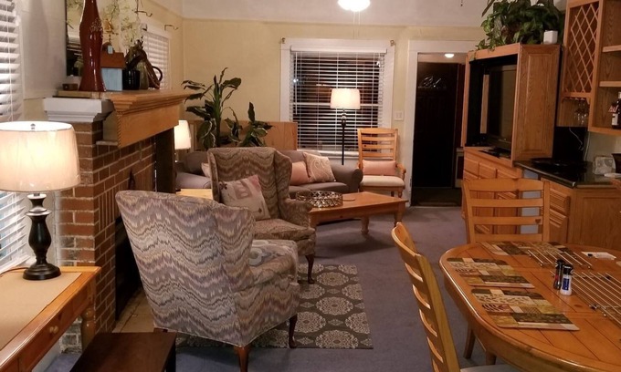 Downtown Klamath Falls House | ❤️ of Downtown | SmartHouse | 49" 4K TV HULU | King, 2 Queens, Double + Twin | B