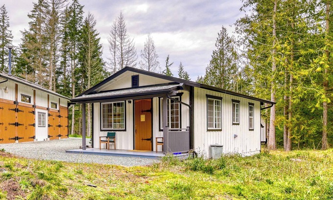 Anacortes House | Off-Grid Bungalow Cabin| Private Ranch | Sleeps 8