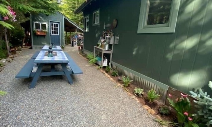 Hoodsport Cottage | Off grid mountain cottage with Amazing views & dry/steam wood heated sauna