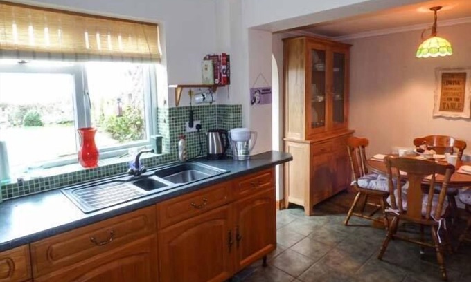 Hixon Cottage | OFF PUDDLE HILL, family friendly, with a garden in Hixon