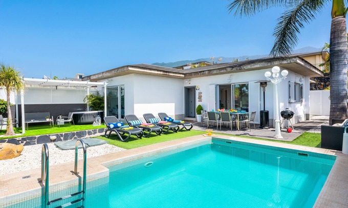 Las Arenas Villa | Offer September private SWIMMING POOL, AirCon, Fast WIFI, BBQ,