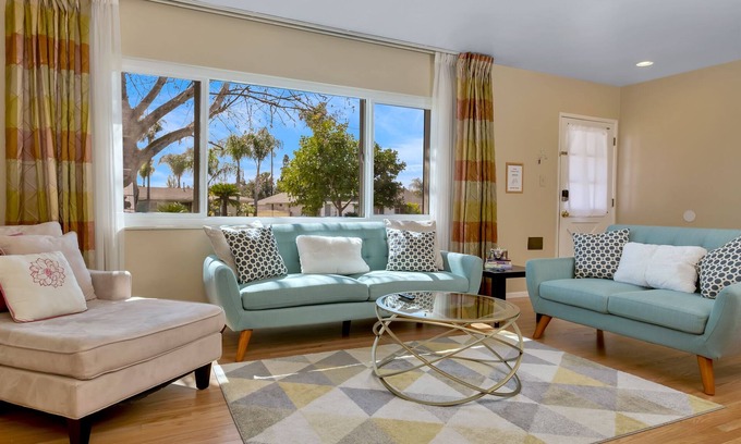 Ontario House | ⭐️offering the Lowest Rate (2000 sqf)-KingBed, Pool Table, 55” Smart TV