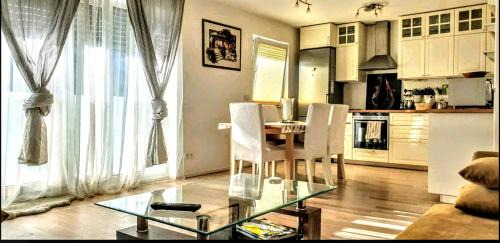 Munchen District Apartment | Oktoberfest & CityCenter, Trade Fair ICM Full 2-BedRm 2-BathRm, direct Metro-SBahn or drive 15 min to City Center, free Parking, Balcony