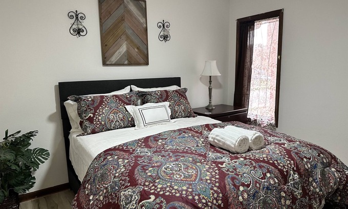 Springfield Apartment | Old Aristocracy Hill 1BR Quiet Apartment Downtown!