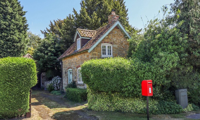 Market Rasen Cottage | OLD BLACKSMITHS COTTAGE, pet friendly, with a garden in Market Rasen