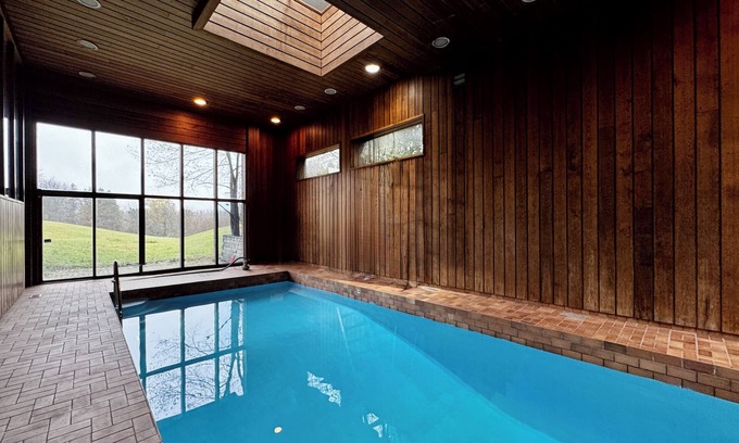 Bayview Woods - Steeles House | Old Brick Style Mansion With Indoor Pool