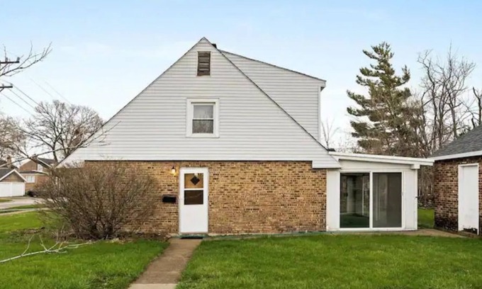 Brookfield House | Old Chicago Style, Near Brookfield Zoo w/ King & Cal King Beds & a Fenced Yard!