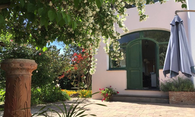 Procida Villa | Old family house with garden and access to the sea