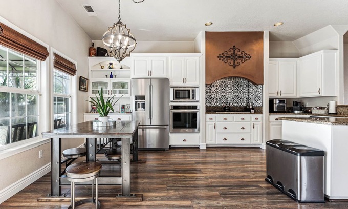 Folsom House | ¤ Old Folsom La Boheme Artist Retreat + Large Yard, Jacuzzi & Outdoor Shower ¤