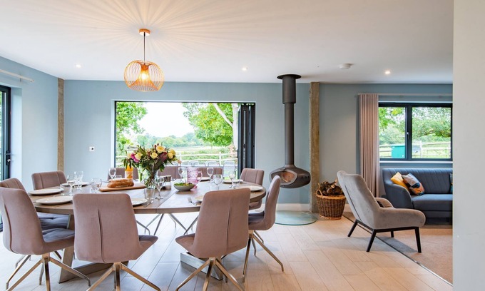 Ashford House | Old Harrow Barn - a barn with hot tub by Bloom Stays, sleeping 10 guests in 5 bedrooms