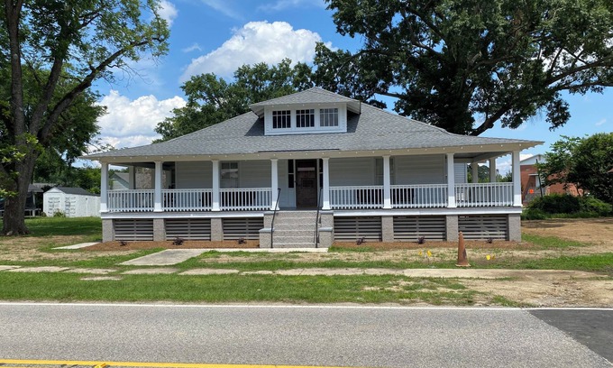 Latta House | Old Home in the Hub of Latta