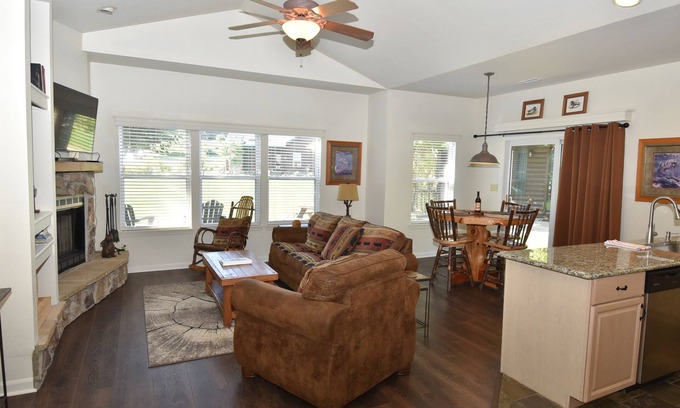 Camdenton Cottage | Old Kinderhook Creekside Golf Cottage 13