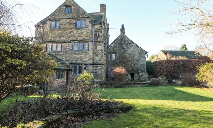 Cutthorpe House | OLD MANOR HOUSE, family friendly, with open fire in Chesterfield